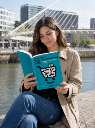 Mujer leyendo el libro Estrategias de Copy, Neuromarketing y SEO junto a la ría de Bilbao