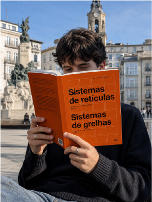 Chico leyendo el libro Sistemas de retículas en una plaza de Vitoria-Gasteiz