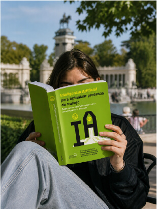 Persona leyendo el libro Inteligencia Artificial para optimizar procesos de trabajo en un parque de Madrid