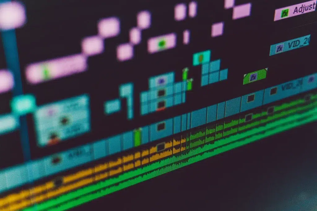 Interfaz profesional de edición de vídeo utilizada para montar clips generados con inteligencia artificial