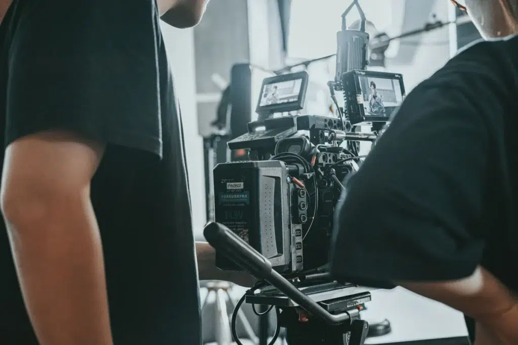 Equipo audiovisual trabajando con una cámara profesional durante la producción de un vídeo