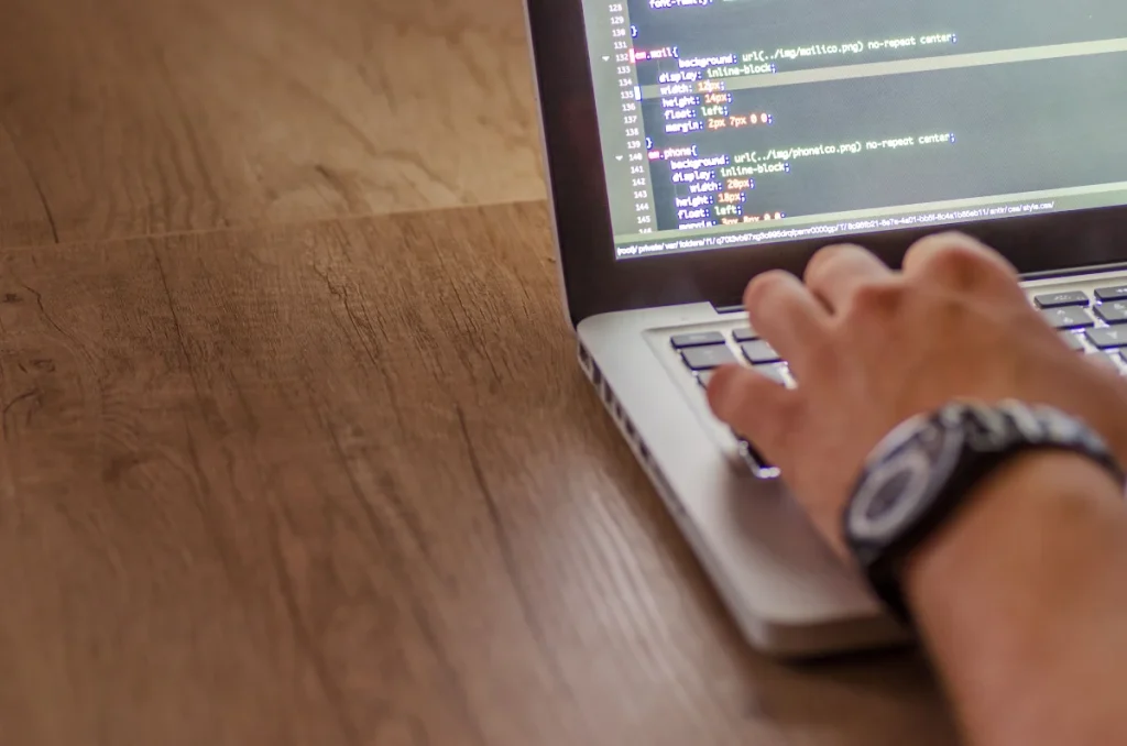 Portátil con código para ilustrar APIs, workflows y agentes de inteligencia artificial aplicados a ecommerce