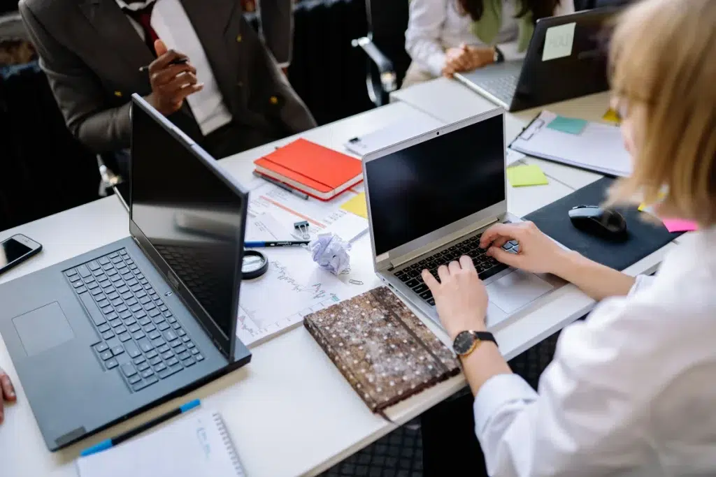 Equipo trabajando con portátiles durante un proceso de creación y revisión de contenido con IA