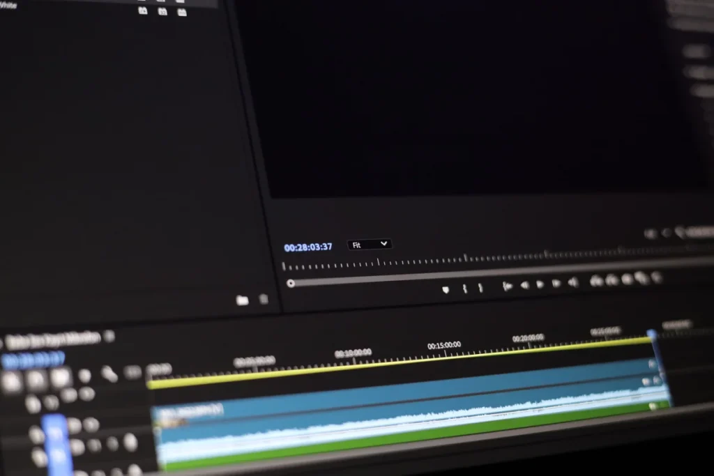 Interfaz profesional de edición de vídeo utilizada para montar y revisar clips generados con inteligencia artificial
