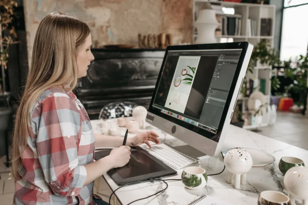 Diseñadora trabajando con tableta gráfica y ordenador para ilustrar la elección de tipografías en diseño web