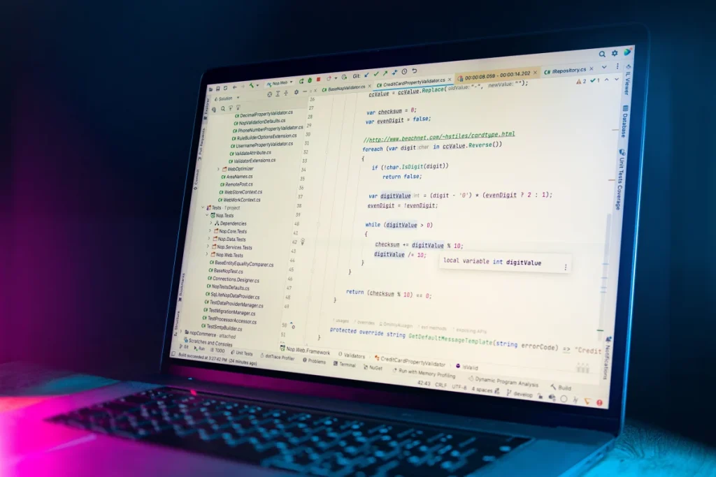 Portátil con editor de código para ilustrar el paso de diseño a desarrollo mediante Figma Dev Mode