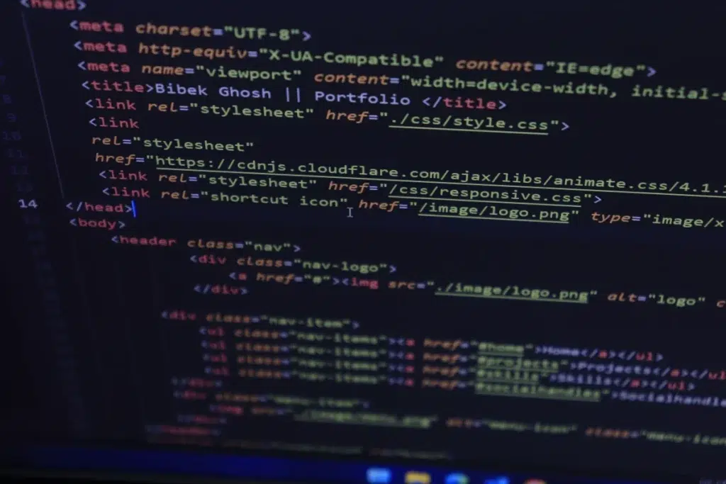 Pantalla con código HTML y CSS para ilustrar el paso de diseño en Figma a desarrollo frontend