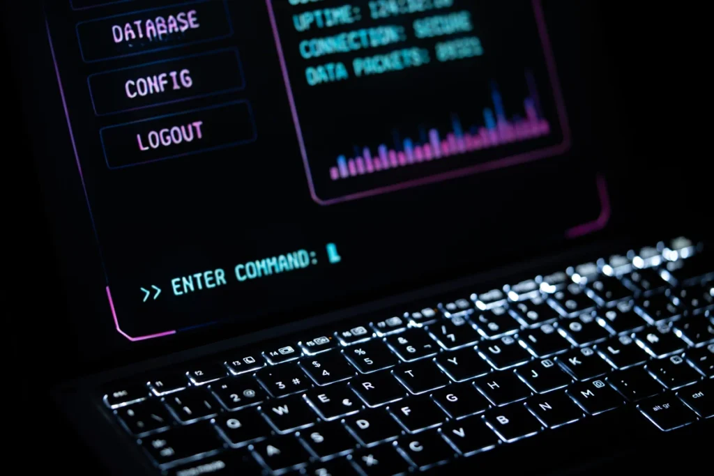 Portátil con interfaz tecnológica para ilustrar el uso de inteligencia artificial en WordPress