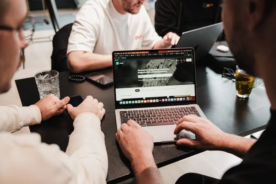 Equipo colaborando con ordenadores portátiles durante el desarrollo y validación de un prototipo digital