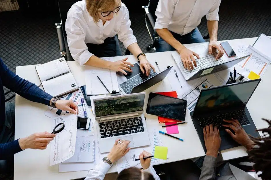 Equipo colaborando con ordenadores portátiles para ilustrar usos de agentes de IA y automatización con OpenClaw