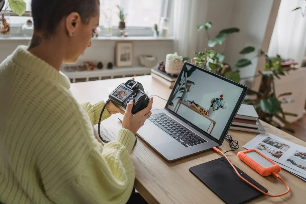Fotógrafa revisando imágenes en un portátil para ilustrar el proceso de edición y optimización de imágenes para web