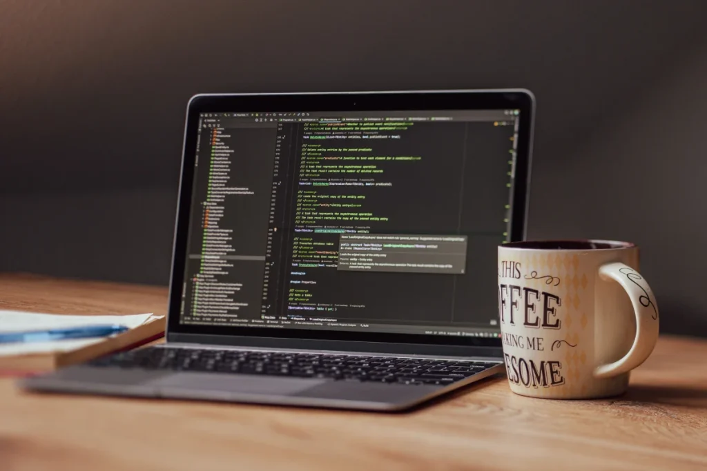 Portátil con editor de código para ilustrar optimización técnica de imágenes, rendimiento web y Core Web Vitals