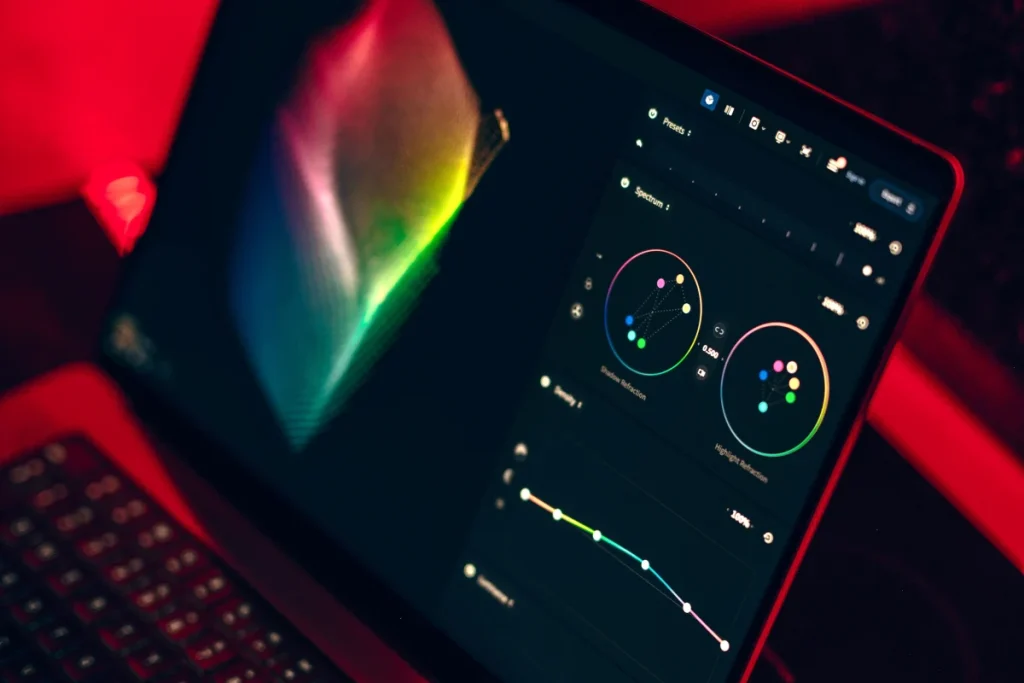 Pantalla de portátil con panel de gradación y colores vibrantes para ilustrar paletas de colores en diseño web y UI