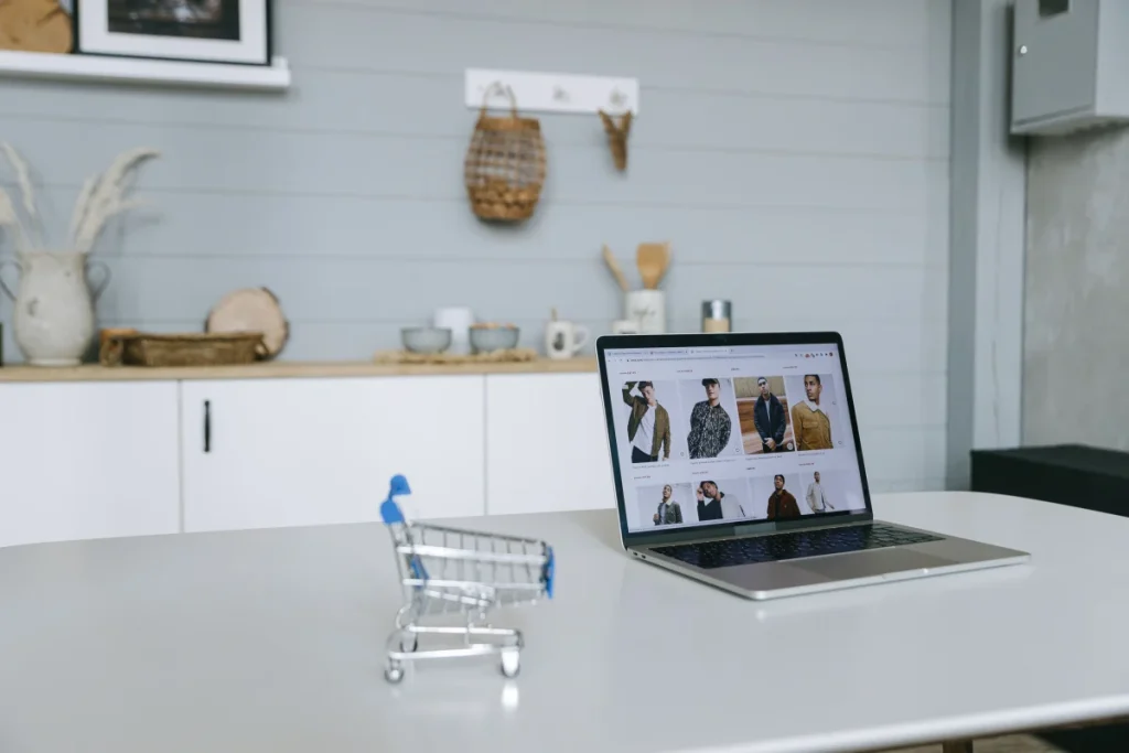 Portátil con una tienda online y carrito de compra para ilustrar una selección de plugins gratuitos de WooCommerce