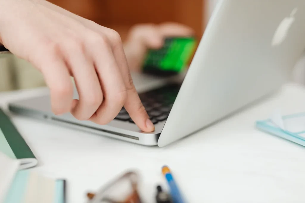 Persona gestionando una compra online desde un portátil para ilustrar la administración de pedidos y pagos en Shopify