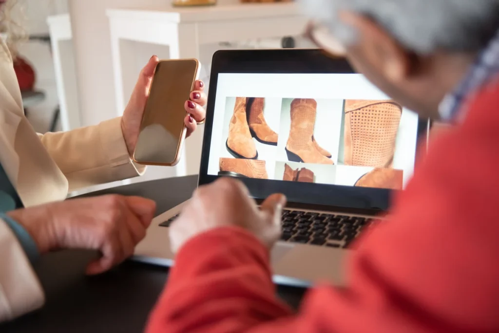 Personas comprando productos online con portátil y móvil para ilustrar una tienda WooCommerce con Stripe
