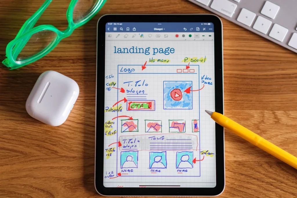 Tablet con boceto de interfaz para ilustrar la fase de wireframe y diseño web en Figma